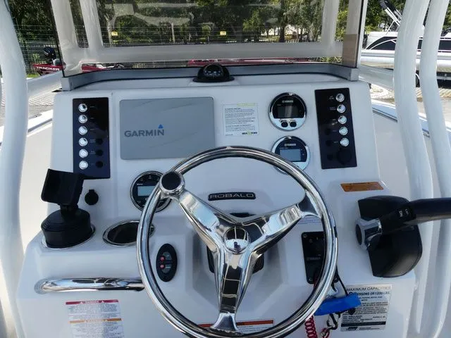 Slide: The Image of Robalo R202 Explorer 2019 - 6