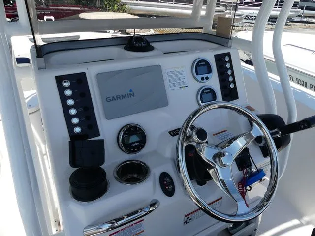 Slide: The Image of Robalo R202 Explorer 2019 - 7