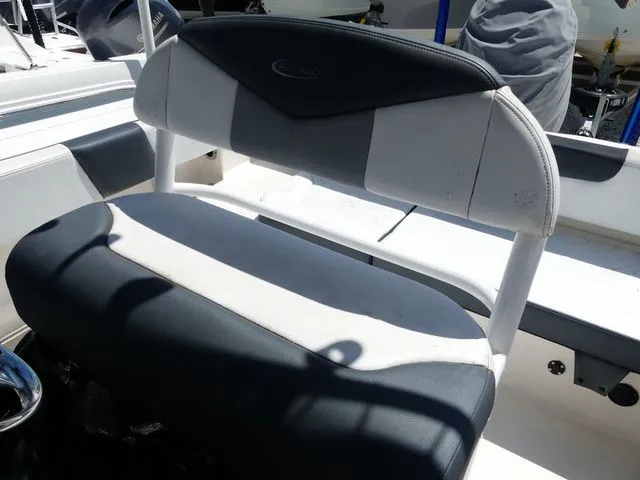 Slide: The Image of Robalo R202 Explorer 2019 - 8