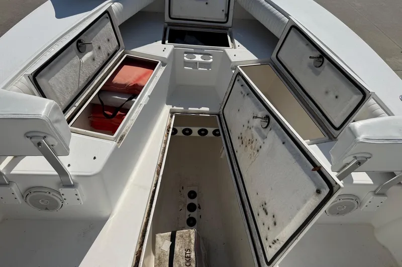 Slide: The Image of 2000 Regulator 26 Center Console boat with open storage compartments and seating. - 10