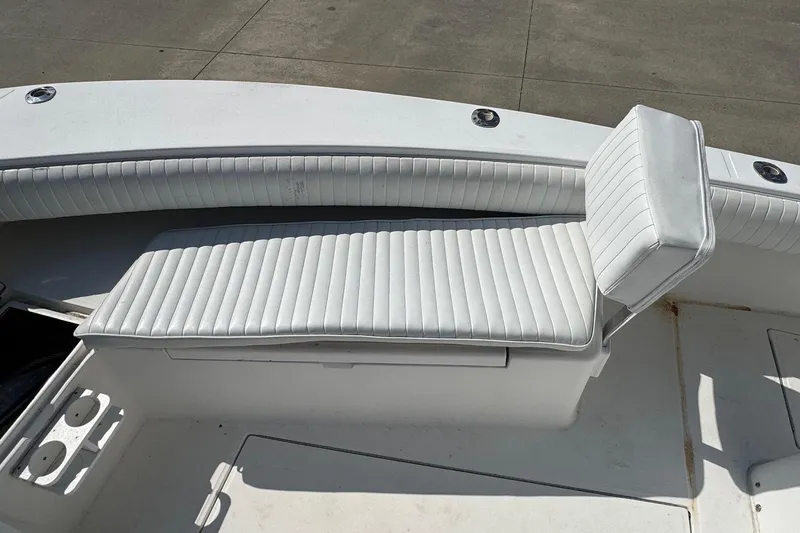 Slide: The Image of 2000 Regulator 26 Center Console boat with white cushioned seating. - 9