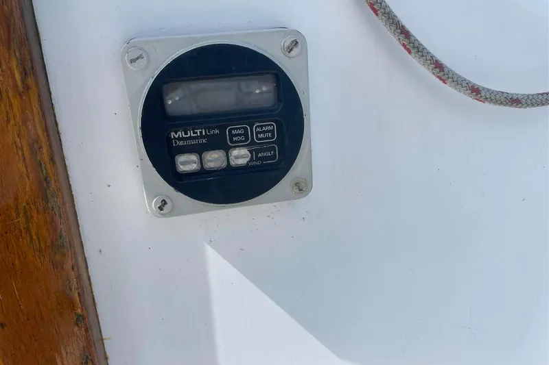 Slide: The Image of Datamarine MULTI Link instrument on 1986 J Boats J/28 sailboat dashboard. - 15