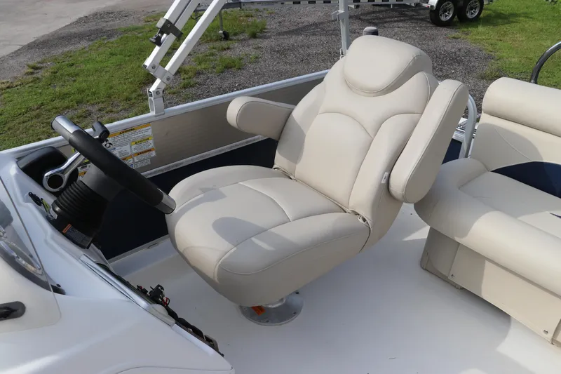 Slide: The Image of 2014 Hurricane FunDeck 226 boat interior with comfortable captain's chair and steering wheel. - 10