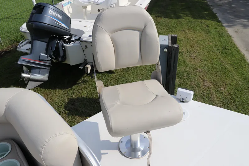 Slide: The Image of 2014 Hurricane FunDeck 226 boat seat with Yamaha outboard motor in background. - 35