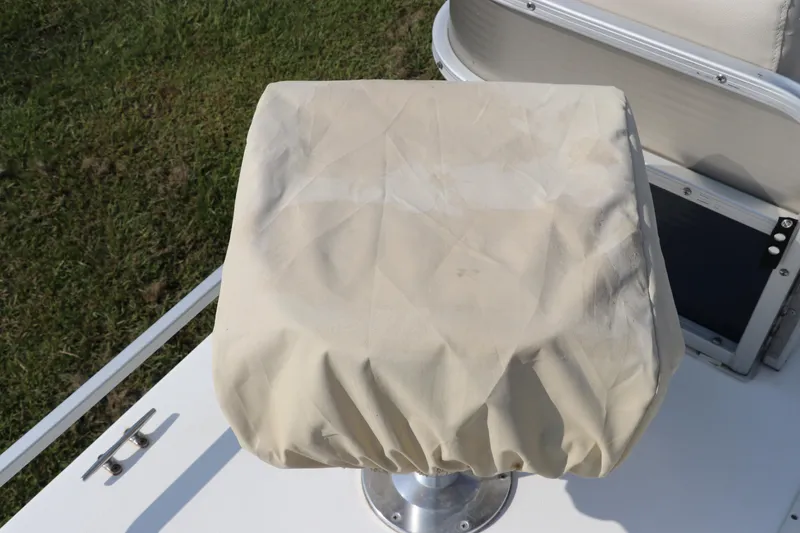 Slide: The Image of Covered seat on 2014 Hurricane FunDeck 226 boat, outdoor setting. - 40