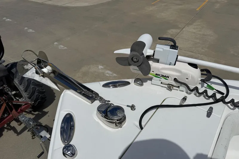 Slide: The Image of 2014 Sea Hunt Gamefish 25 boat with anchor and trolling motor on deck. - 10