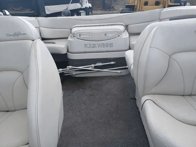 Slide: The Image of Four Winns 205 Sundowner 2001 - 5