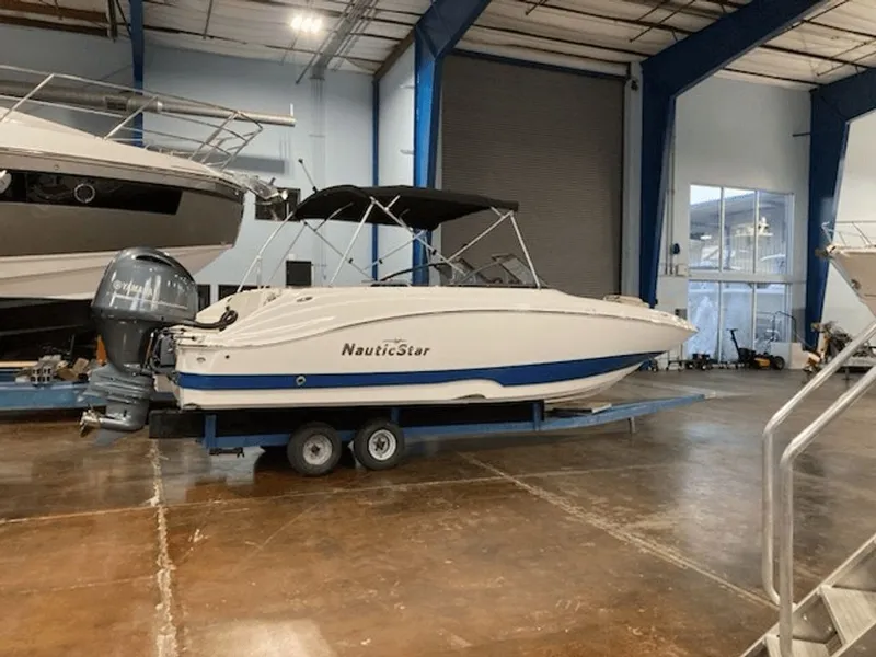 Slide: The Image of NauticStar 223 DC 2022 - 1