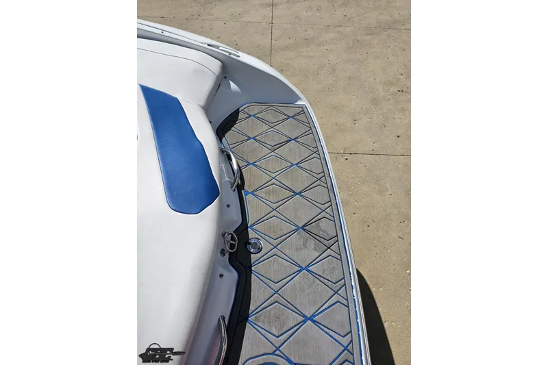 Slide: The Image of 2005 Baja 275 boat deck with blue and gray diamond-patterned mat. - 33