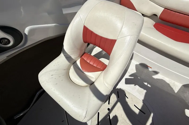 Slide: The Image of White and red boat seat in a 2008 Tahoe Q5i SF. - 13