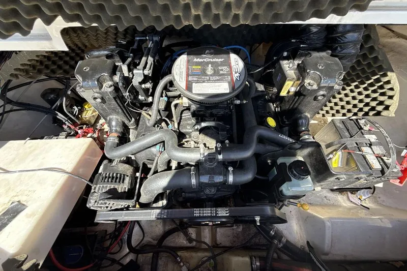 Slide: The Image of Engine of a 2008 Tahoe Q5i SF boat, featuring a MerCruiser 4.3L V6. - 20