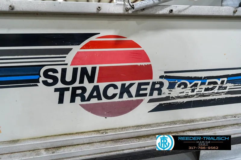 Slide: The Image of Evinrude outboard motor on a 1992 Sun Tracker Party Barge 24. - 40