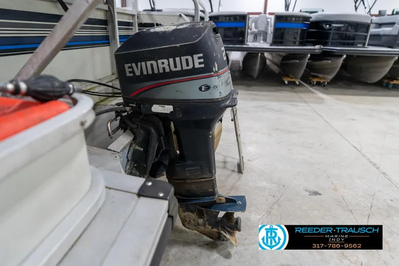 Slide: The Image of Evinrude 25 outboard motor on 1992 Sun Tracker Party Barge 24. - 41