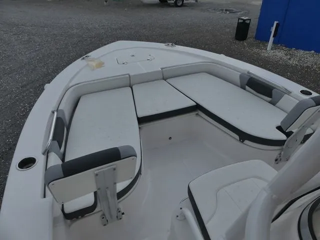 Slide: The Image of Robalo 206 Cayman 2025 - 13