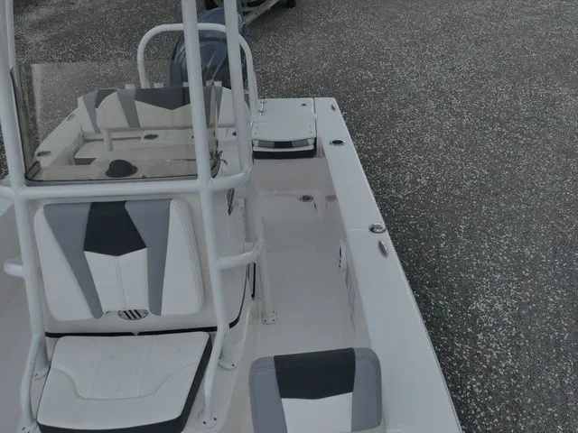 Slide: The Image of Robalo 206 Cayman 2025 - 16