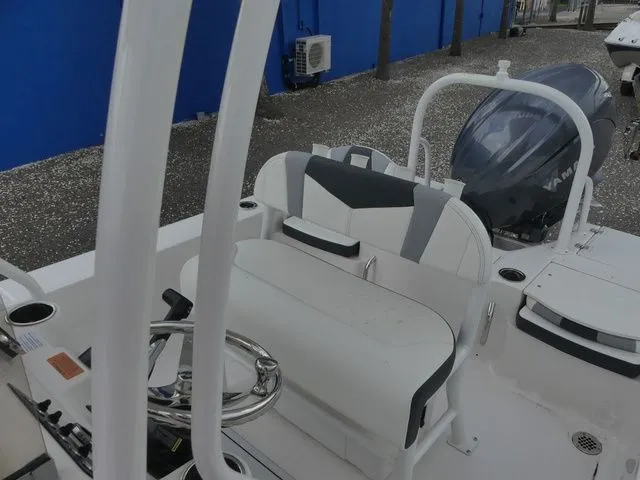 Slide: The Image of Robalo 206 Cayman 2025 - 17