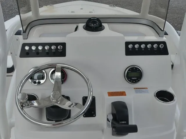 Slide: The Image of Robalo 206 Cayman 2025 - 18