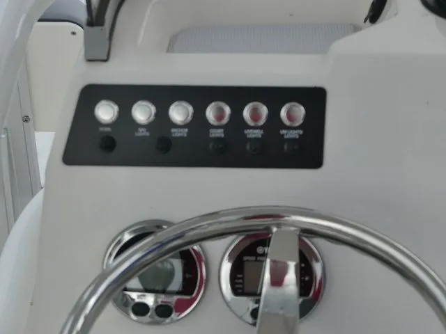 Slide: The Image of Robalo 206 Cayman 2025 - 21