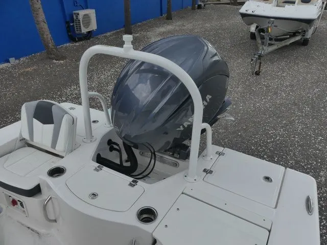 Slide: The Image of Robalo 206 Cayman 2025 - 22