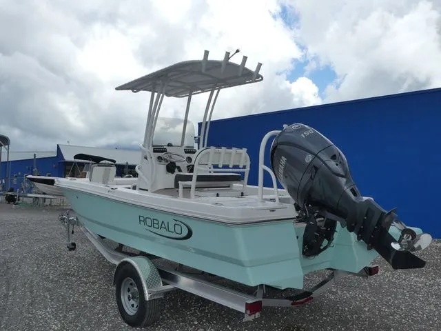 Slide: The Image of Robalo 206 Cayman 2025 - 6