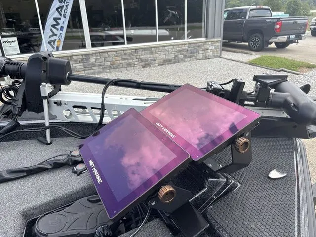 Slide: The Image of Phoenix Bass Boat 20 XE 2025 - 15