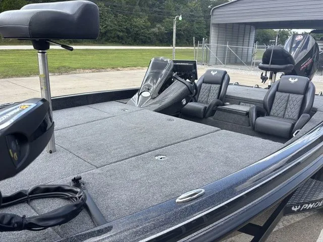Slide: The Image of Phoenix Bass Boat 20 XE 2025 - 20