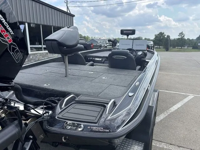 Slide: The Image of Phoenix Bass Boat 20 XE 2025 - 5