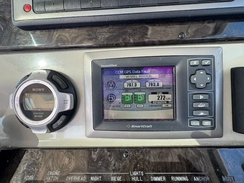 Slide: The Image of Sea Ray 470 Sundancer 2010 dashboard with GPS data fault display. - 39