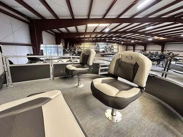 Slide: The Image of Sun Tracker Bass Buggy 16 XL Select 2026 - 10