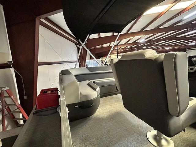 Slide: The Image of Sun Tracker Bass Buggy 16 XL Select 2026 - 8