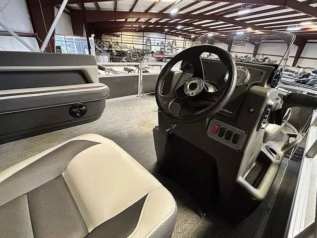 Slide: The Image of Sun Tracker Bass Buggy 16 XL Select 2026 - 9