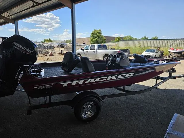 Slide: The Image of Tracker Pro Team 175 2026 - 4