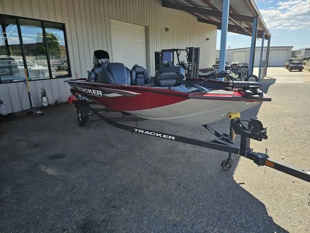 Slide: The Image of Tracker Pro Team 175 2026 - 5