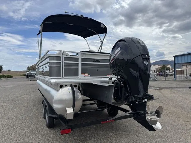 Slide: The Image of Sun Tracker Fishin' Barge 22 DLX 2026 - 4