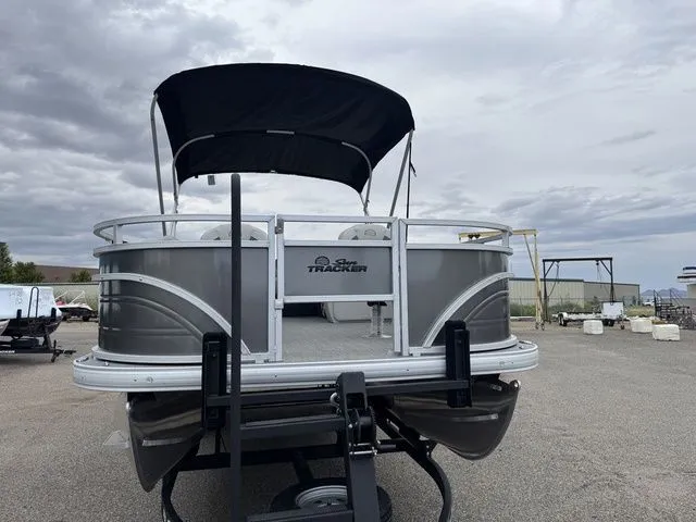 Slide: The Image of Sun Tracker Fishin' Barge 22 DLX 2026 - 6