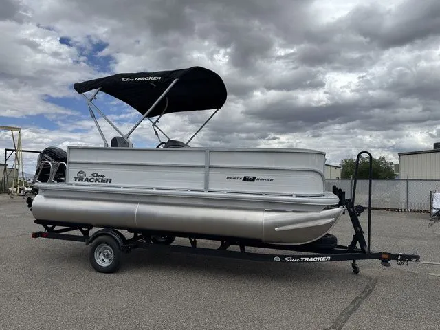 Slide: The Image of Sun Tracker Party Barge 18 DLX 2026 - 7