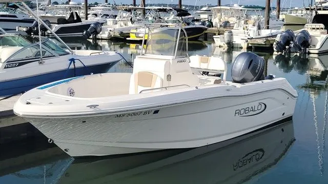 The Image of Robalo R180 Center Console 2023 - 1
