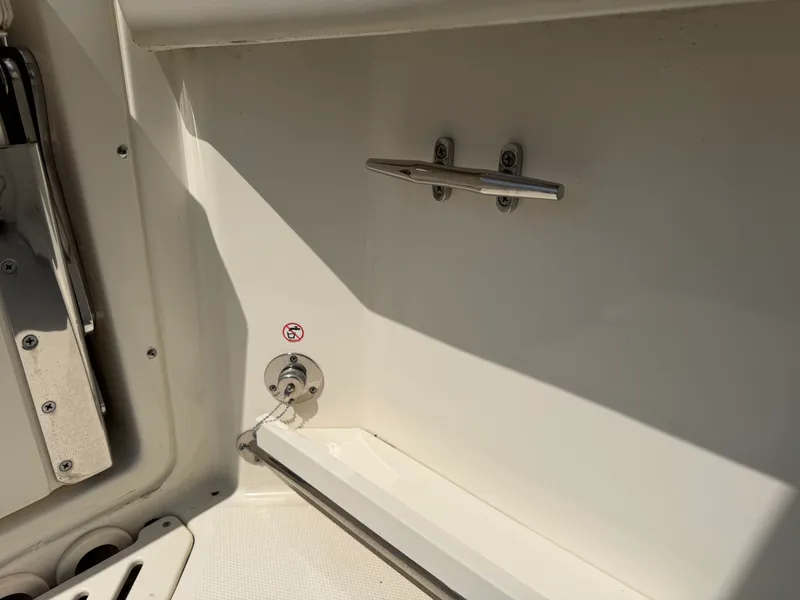 Slide: The Image of Boston Whaler 230 VANTAGE 2019 - 37