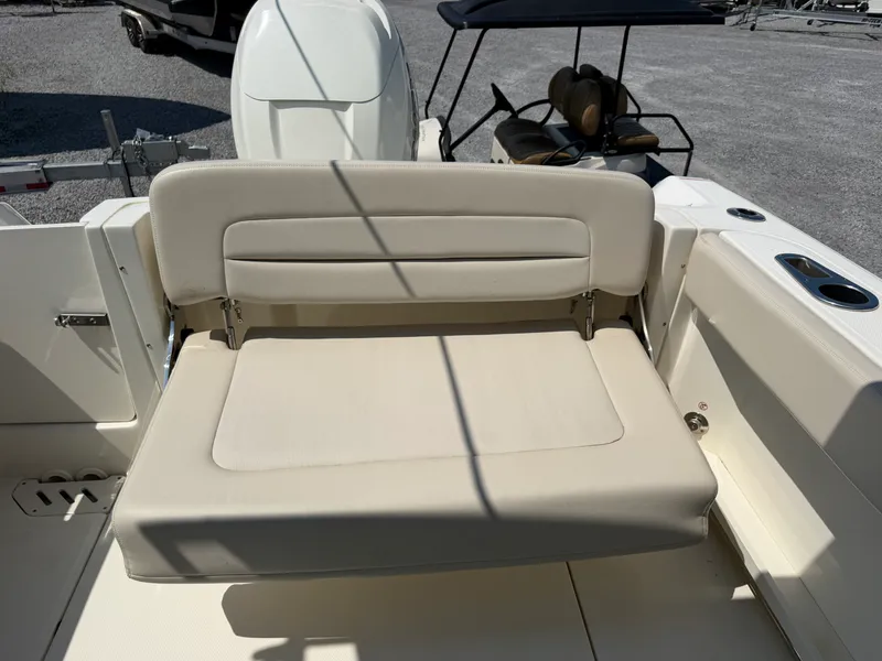 Slide: The Image of Boston Whaler 230 VANTAGE 2019 - 34
