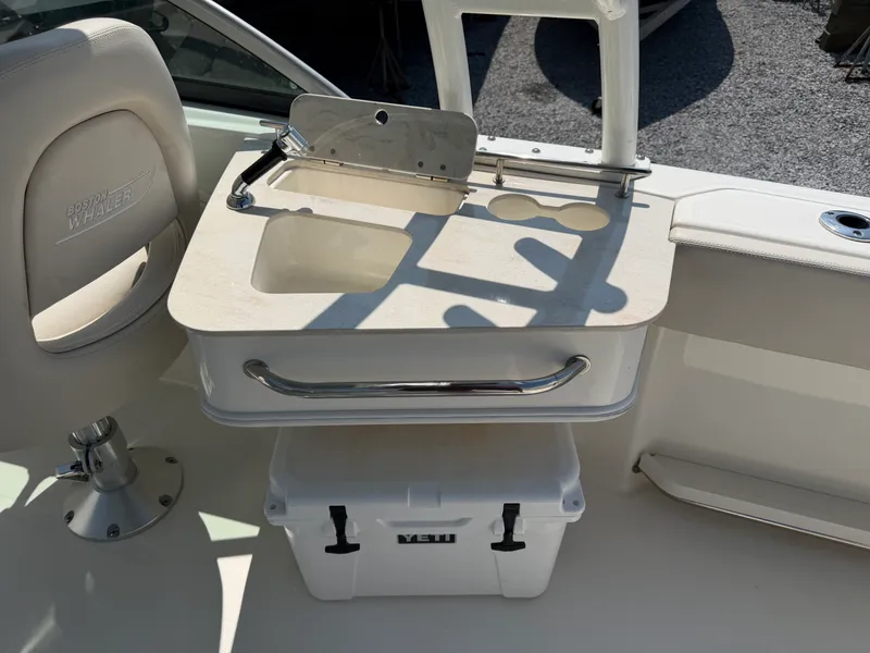 Slide: The Image of Boston Whaler 230 VANTAGE 2019 - 28
