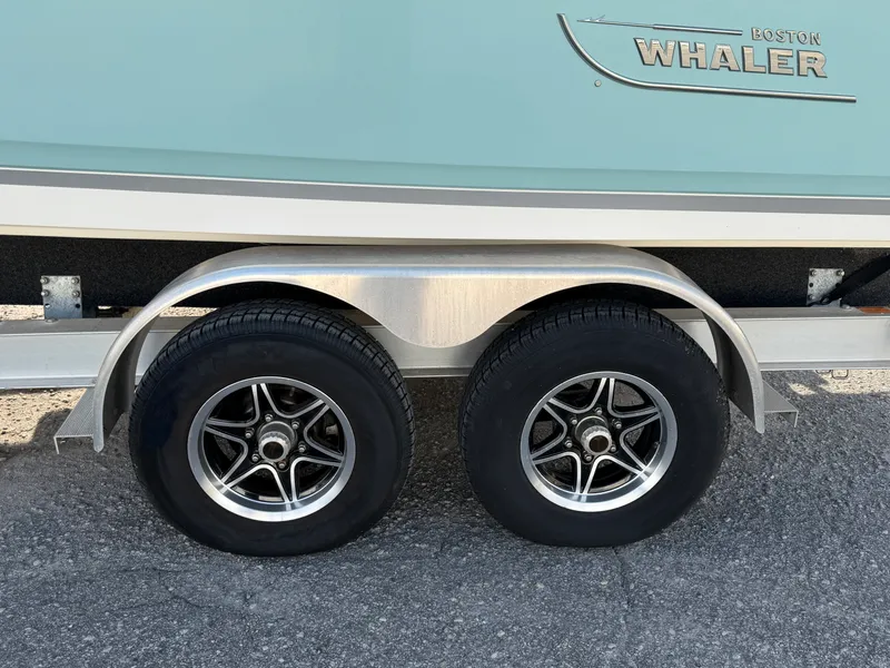 Slide: The Image of Boston Whaler 230 VANTAGE 2019 - 49
