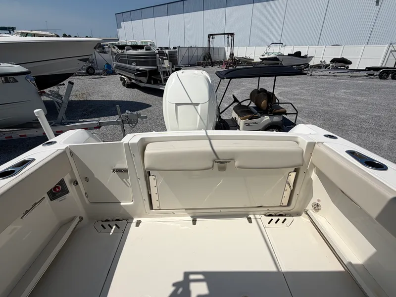 Slide: The Image of Boston Whaler 230 VANTAGE 2019 - 33