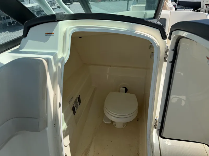 Slide: The Image of Boston Whaler 230 VANTAGE 2019 - 25