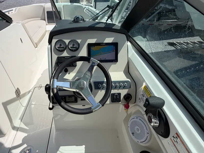 Slide: The Image of Boston Whaler 230 VANTAGE 2019 - 15