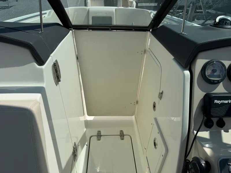 Slide: The Image of Boston Whaler 230 VANTAGE 2019 - 30