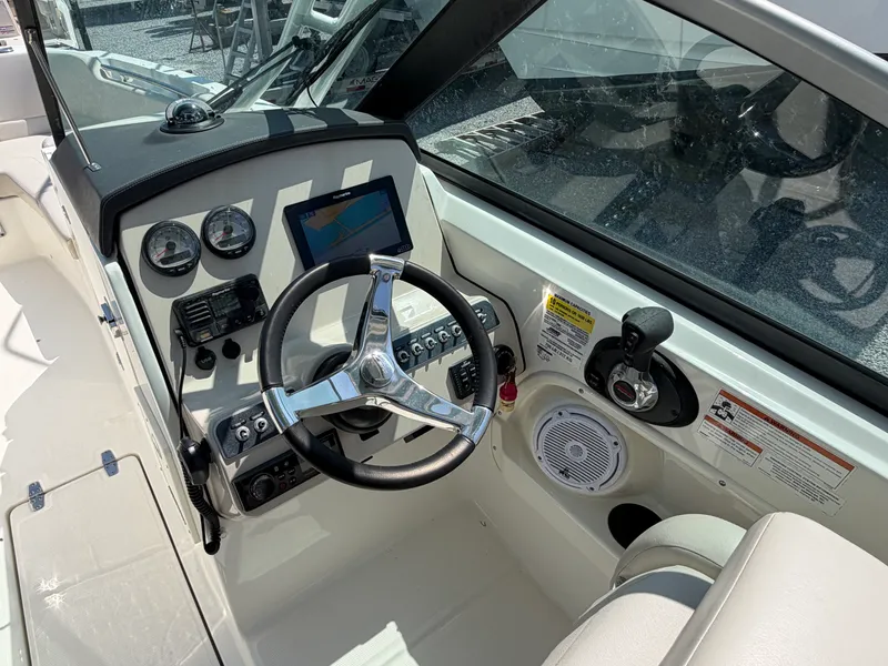 Slide: The Image of Boston Whaler 230 VANTAGE 2019 - 16