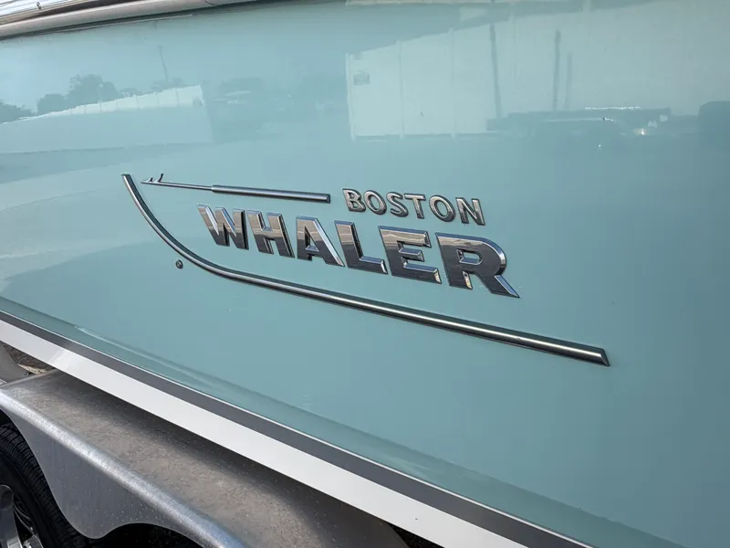 Slide: The Image of Boston Whaler 230 VANTAGE 2019 - 46