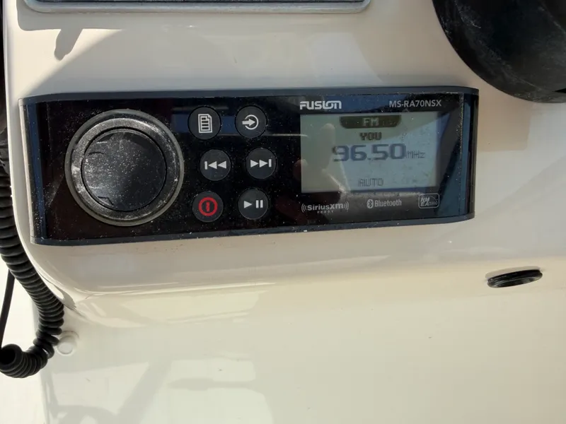 Slide: The Image of Boston Whaler 230 VANTAGE 2019 - 21