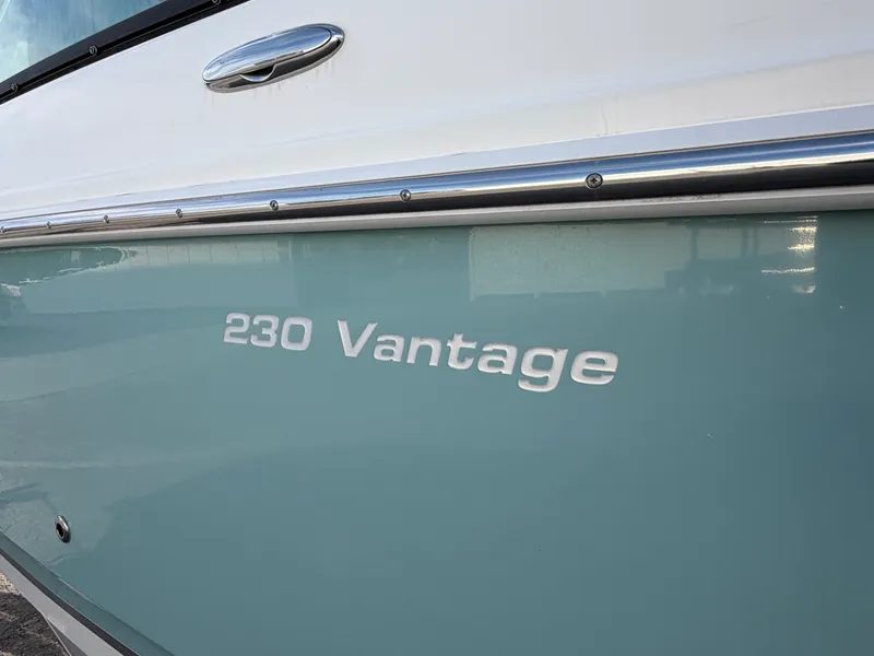 Slide: The Image of Boston Whaler 230 VANTAGE 2019 - 47
