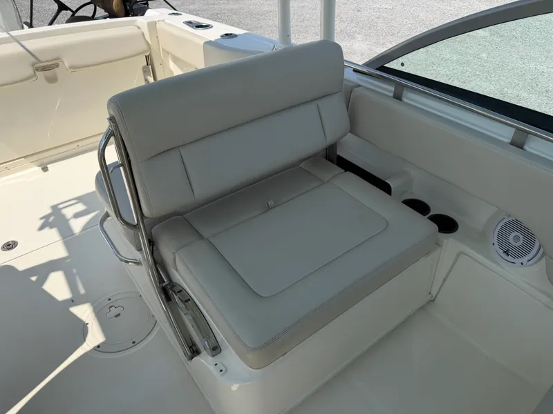 Slide: The Image of Boston Whaler 230 VANTAGE 2019 - 26